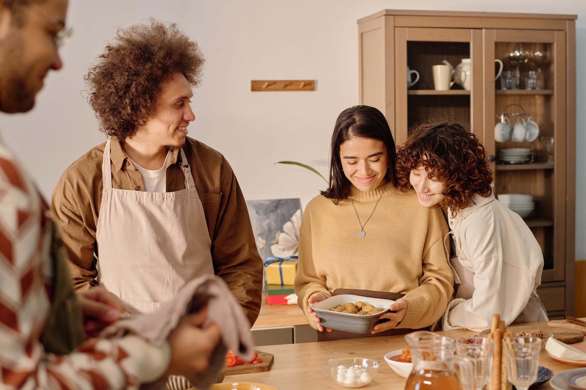 Workshop in kleiner Küche mit Teilnehmenden